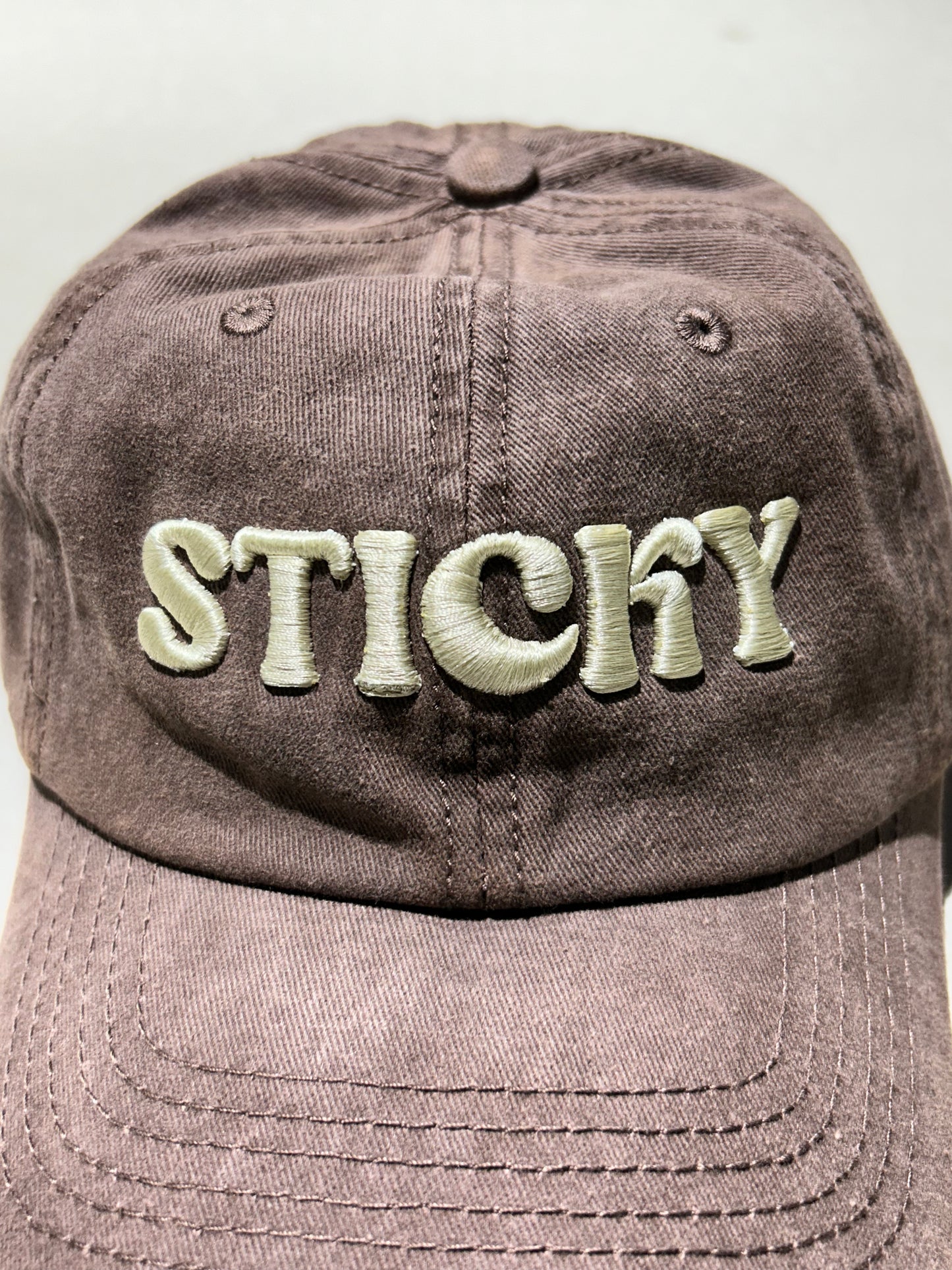 Gorra dad hat - Brown washed (beige letters)