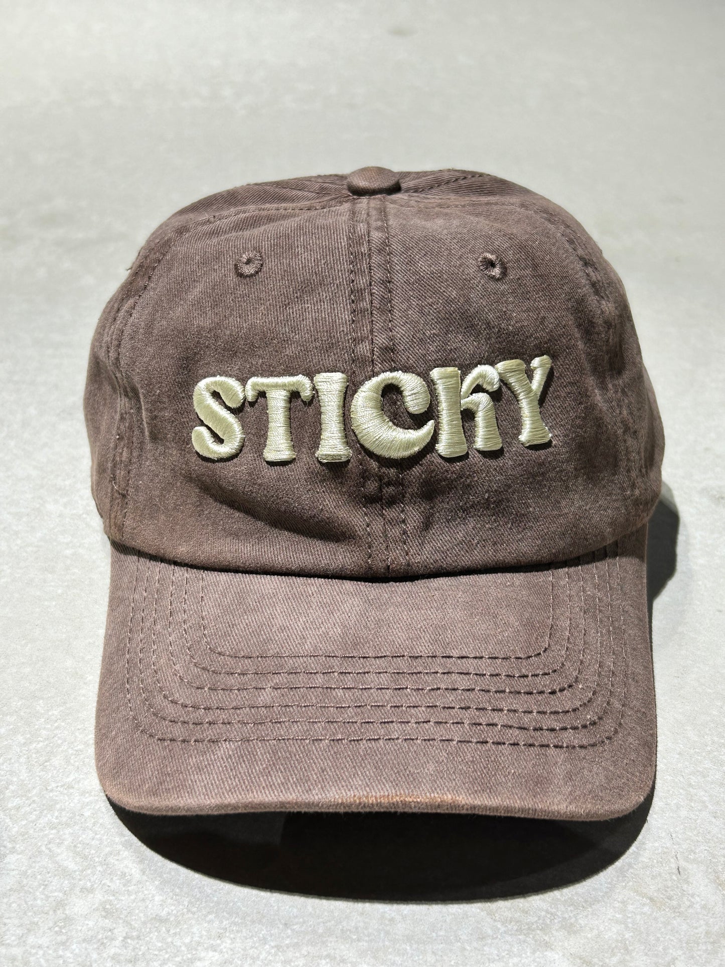 Gorra dad hat - Brown washed (beige letters)