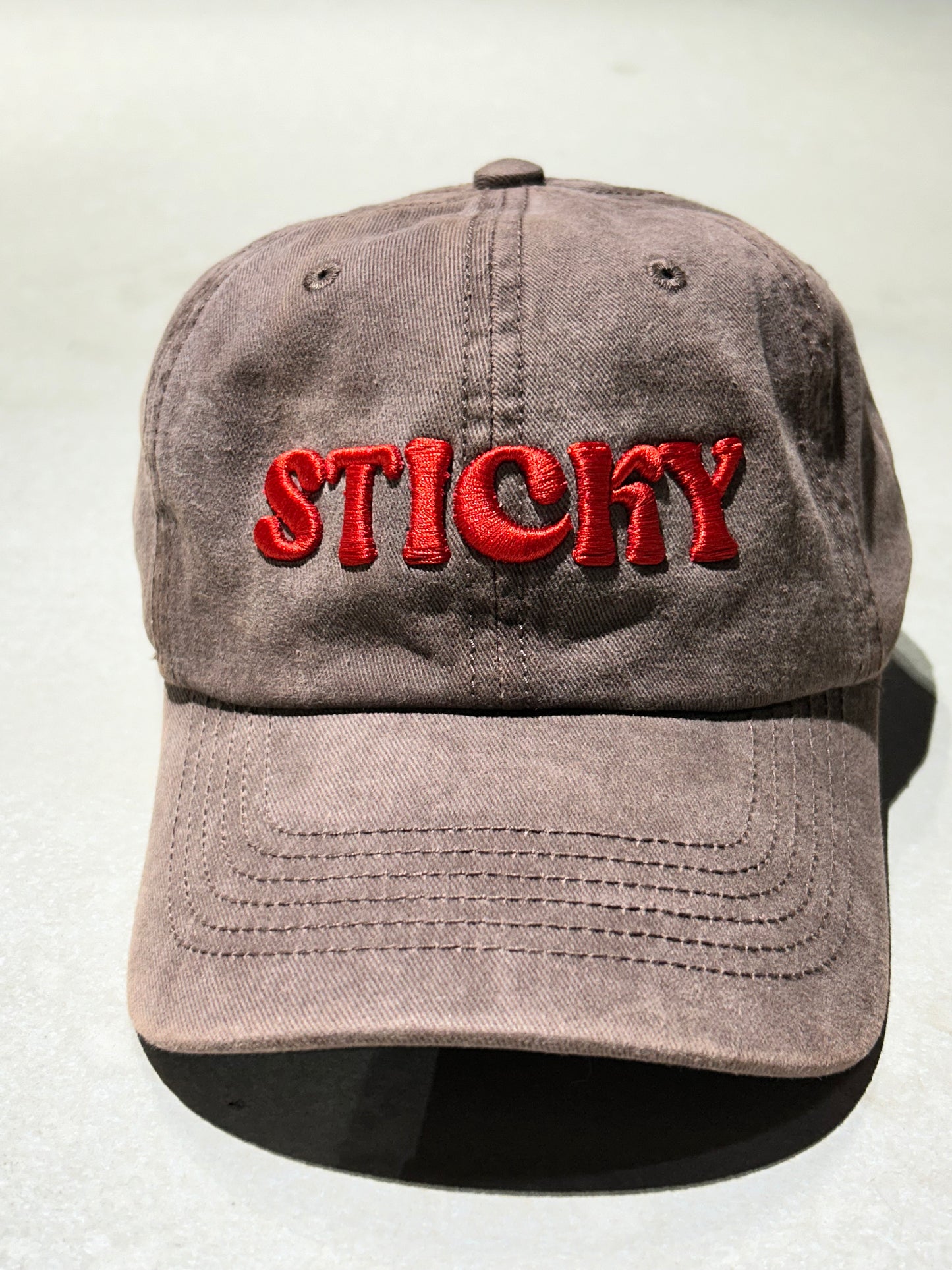 Gorra dad hat - Brown washed (red letters)