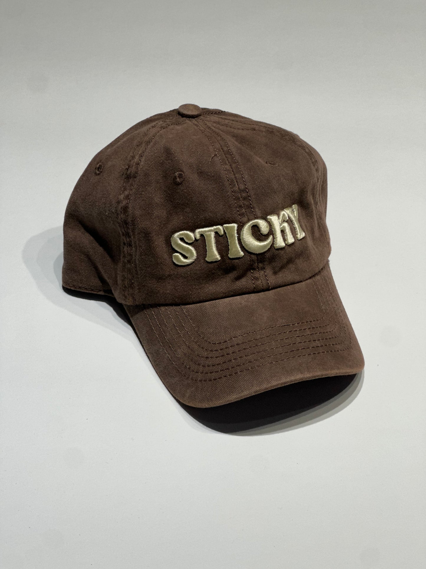 Gorra dad hat - Brown washed (beige letters)